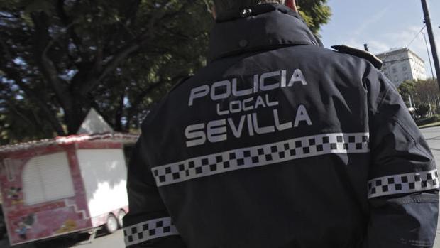 Un agente vigila una zona en una imagen de archivo