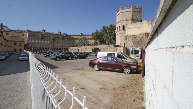 El aparcamiento de la Torre de la Plata cobra un abono a los clientes en suelo municipal
