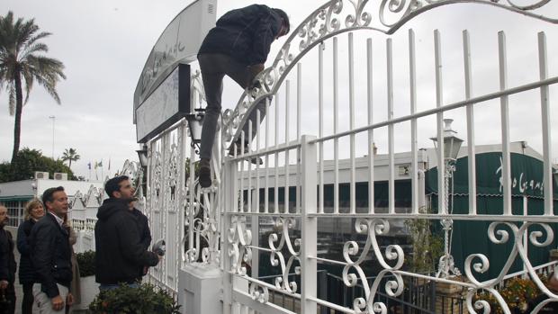 Momento de la entrada a la fuerza de la terraza tras la negativa de la propiedad a entregar las llaves