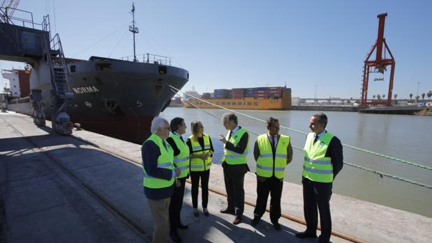 La consejera de Fomento ha visitado este jueves las instalaciones del Puerto de Sevilla