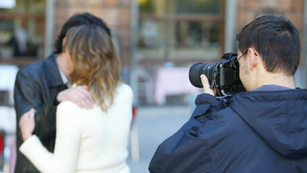 Un detective privado fotografiando a una pareja