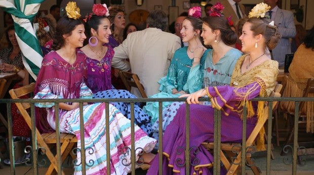 Un grupo de jóvenes pasa un buen rato en una caseta en la Feria de Abril