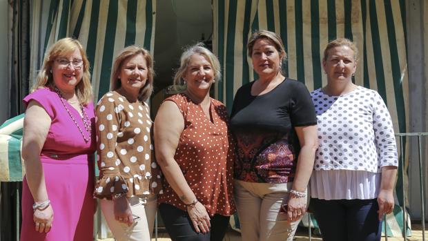 Beatriz, Amparo Aurora, Nati y Mº Dolores ante su nueva caseta