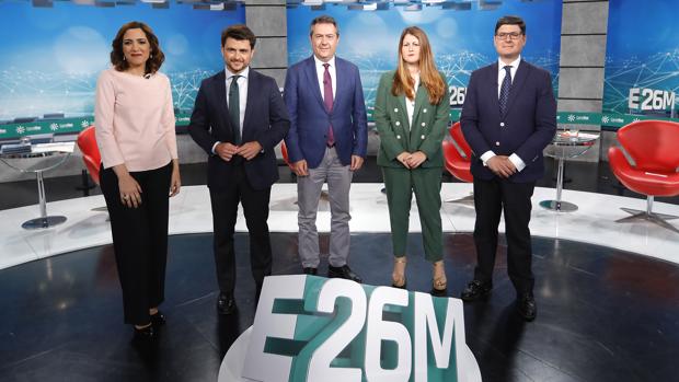Los candidatos, con la presentadora del debate televisivo de Canal Sur
