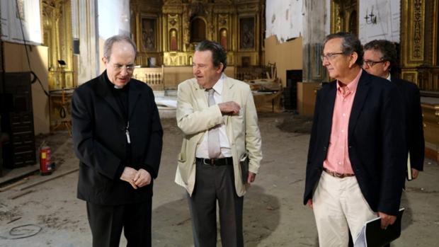 El arzobispo visitó junto al ecónomo y los arquitectos la iglesia de Santa Clara