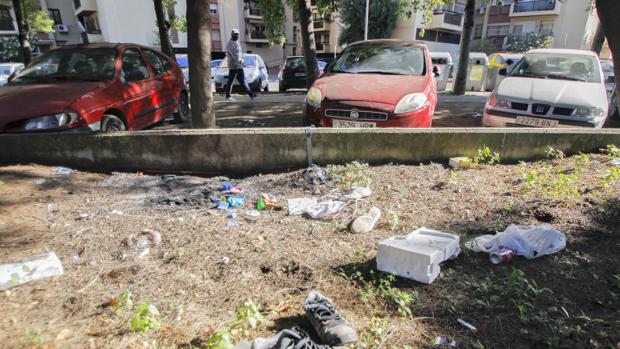 Suciedad y estado de la Ronda de Tejares ubicada en Triana