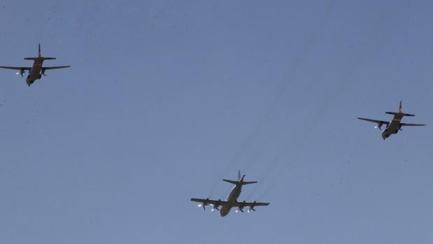 Varios aviones sobrevuelan Sevilla a modo de ensayo del Día de las Fuerzas Armadas