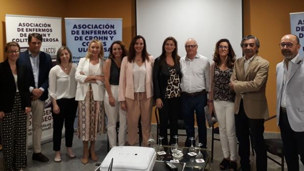 Principales clínicos, de diferentes especialidades médicas del hospital de Valme, participantes en las mesas redondas de las jornadas junto a la directora gerente de Valme y el presidentes de la asociación sevillana de esta enfermedad