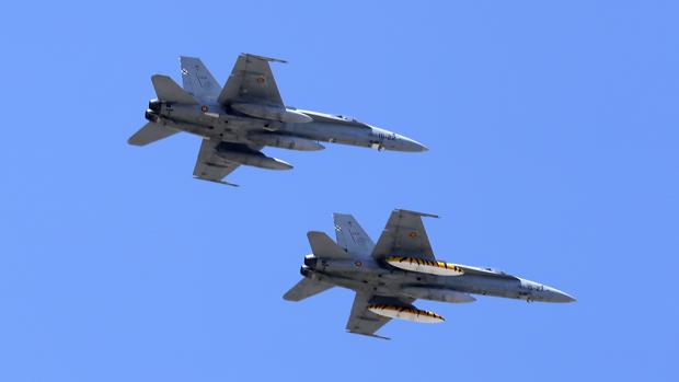 Dos de los aviones que ha sobrevolado Sevilla ensayando el desfile de las Fuerzas Armadas