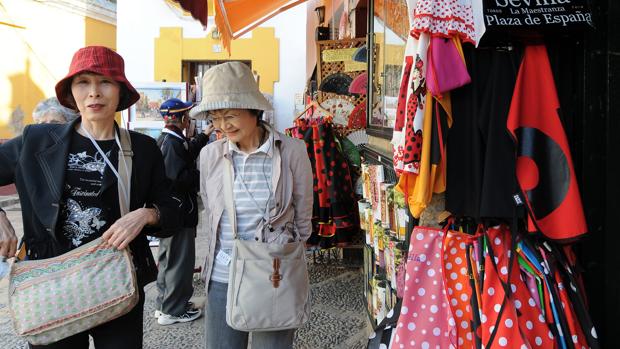Dos turistas orientales en el barrio de Santa Cruz