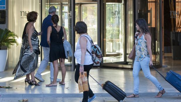 Unos clientes, a su llegada a un hotel sevillano