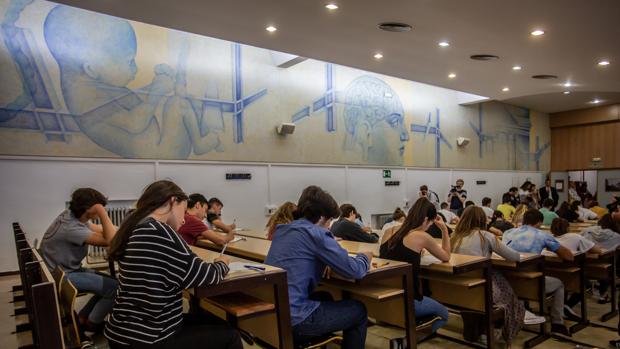 Alumnos en el examen de Selectividad en Sevilla