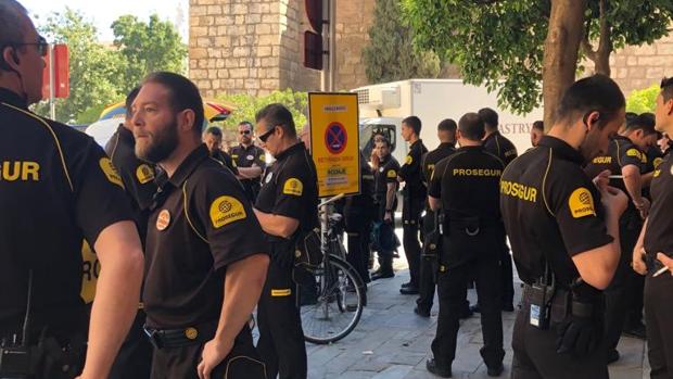 Los guardias de seguridad de la boda de Sergio Ramos y Pilar Rubio, esperando par trabajar