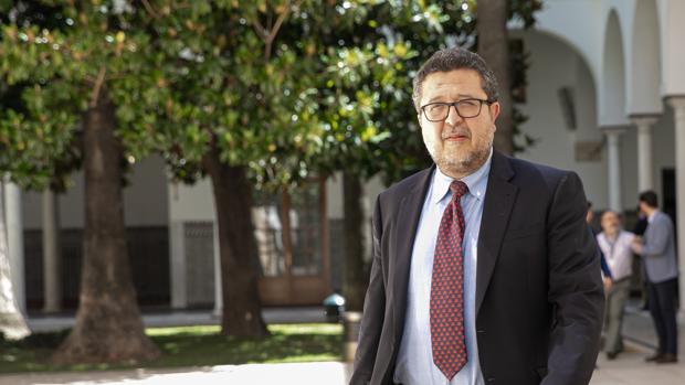 Francisco Serrano, en los pasillos del Parlamento andaluz
