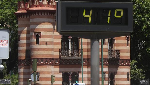 Un termómetro situado al lado del Costurero de la Reina marca 41 grados