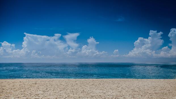 Playa con arena blanca