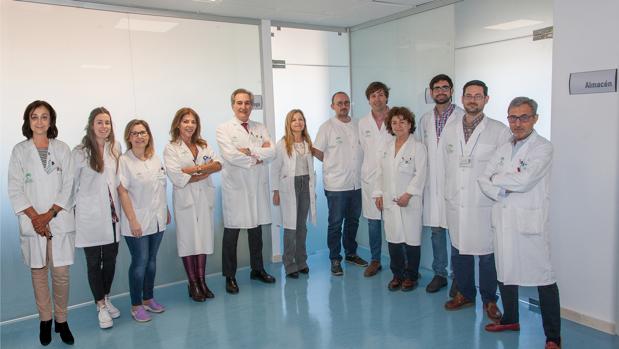 El doctor Conejo-Mir (el quinto por la izquierda) con su equipo