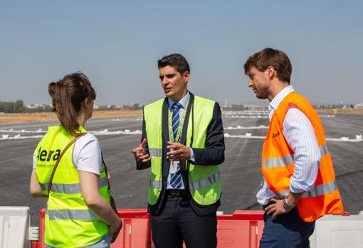 El director del aeropuerto y el coordinador de las obras