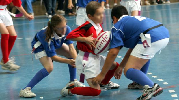 Los niños deben proteger su boca cuando hacen deporte