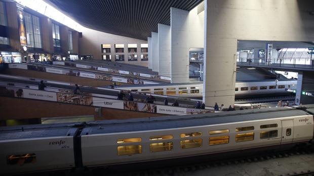 La huelga de los trabajadores de Renfe ha dejado varios trenes parados en Santa Justa