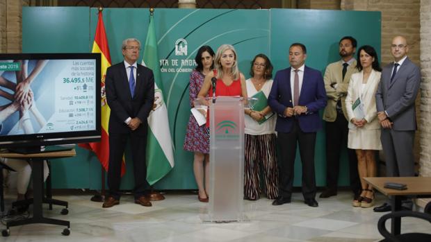 Los consejeros de Economía y Cultura, junto con el delegado del Gobierno, en la presentación de los presupuestos