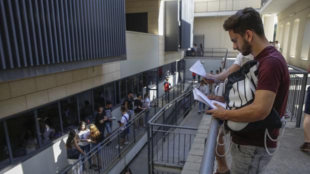Alumnos de la Facultad de Derecho, cercana a la futura residencia.