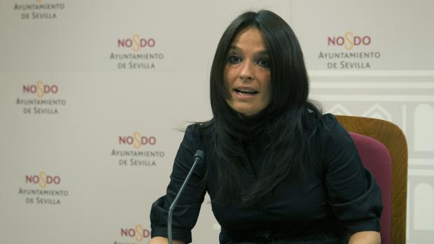 Evelia Rincón, concejal del Grupo Popular en el Ayuntamiento de Sevilla, durante una rueda de prensa