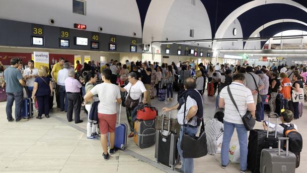 Viajeros en la zona de facturación del aeropuerto de Sevilla