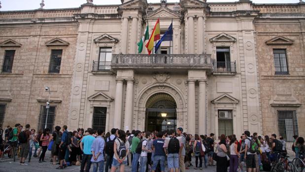 Universitarios en el Rectorado de la Universidad de Sevilla