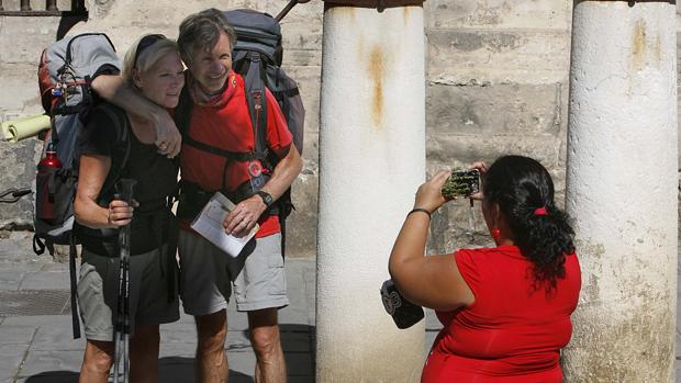 Dos turistas en el entorno de la Catedral de Sevilla