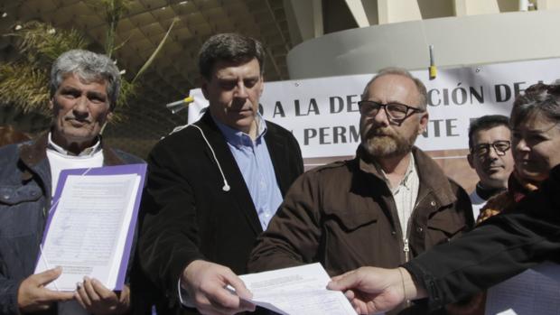 Juan Carlos Quer y Antonio del Castilo recogiendo firmas para la No derogación de la Prisión Permanente Revisable