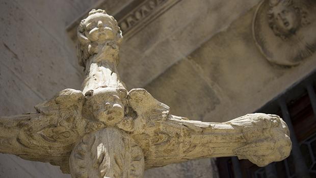 Detalle de la Cruz del Arquillo, antes de sufrir los recientes ataques vandálicos
