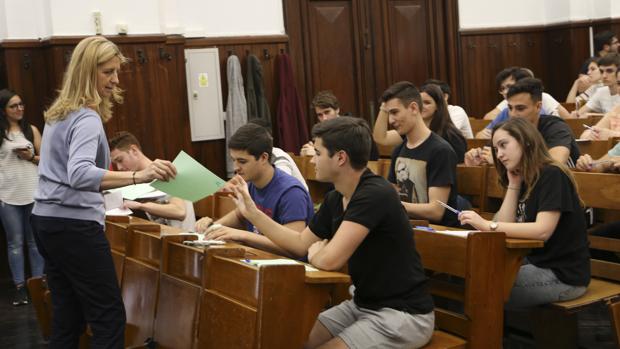 Estudiantes se enfrentran a las pruebas de acceso a la universidad en Sevilla