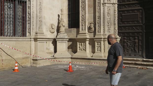 Estado en el que quedó la cruz de la Inquisición, junto al Arquillo, tras el acto vandálico