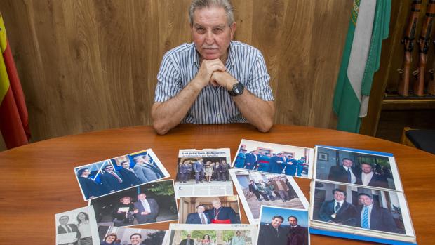 José López Domínguez, rodeado de fotos de personalidades que ha escoltado
