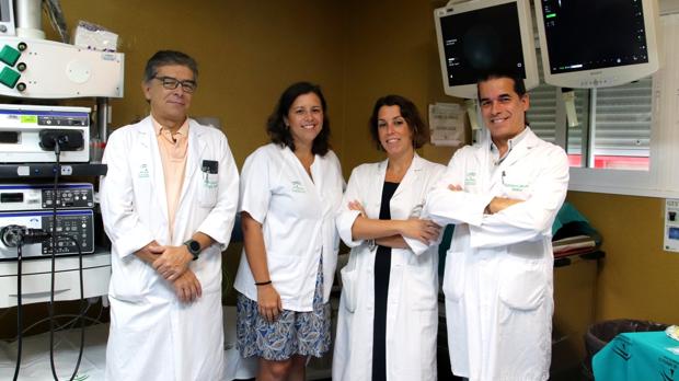 Juan Carlos Girón, cirujano de tórax; María Pavón, neumóloga; Teresa García, oncóloga, y Antonio Barco, bioquímico