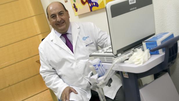 José Manuel Gata Gata en su consulta de IENSA en Sevilla