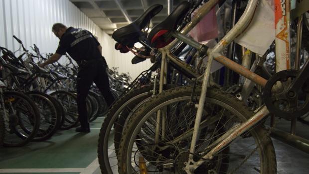 Tres años de cárcel por robar dos bicicletas en el patio de una casa en