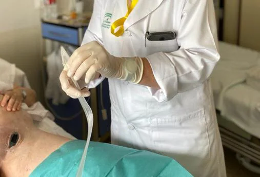 Agustina Roselló tratando a un paciente con una herida compleja