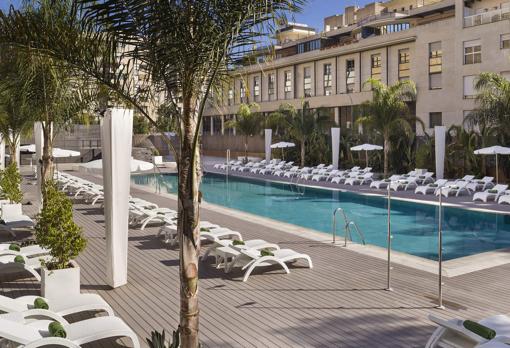 Guía de piscinas para bañarse al aire libre en Sevilla este verano