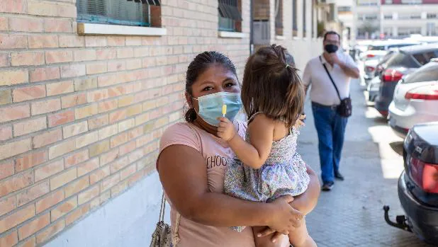 Paola Mancilla con su hija de dos años en brazos