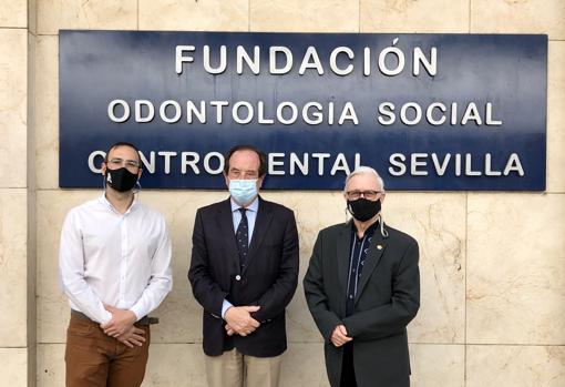 Rafael Jiménez, responsable del departamento social de Fundación TAU; Antonio Castaño Séiquer, presidente de FOS y Rafael Pozo, presidente TAU