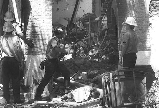 Los bomberos buscan en los escombros tras el estallido de la bomba