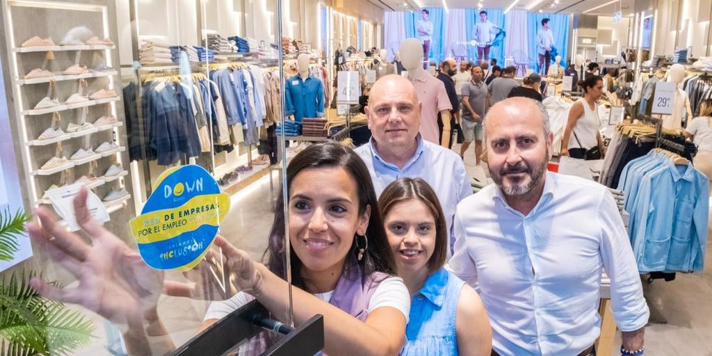 El empresario sevillano Álvaro Moreno recibe el sello de Down España por su  proyecto de 'Tiendas con Alma'