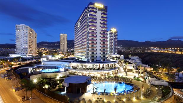 Vista nocturna del exterior de Hard Rock Hotel Tenerife