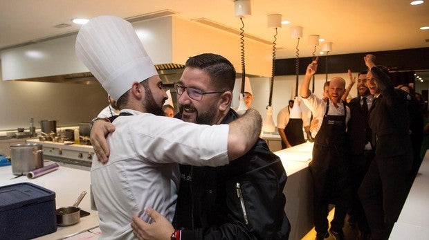 Dani García recibe la felicitación de su equipo tras lograr la tercera estrella Michelin