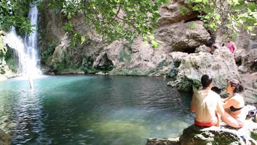 Bañistas en las cascadas del Huéznar