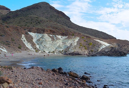 Cala Rajá se encuentra a mitad de camino entre San José y el Faro de Cabo de Gata.